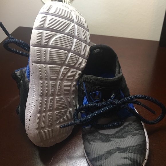 Boys tennis shoes - Picture 2 of 3